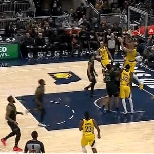 开云iOS-胡夫攻守转换跟进接球，双手背扣砍下24分刷新生涯新高